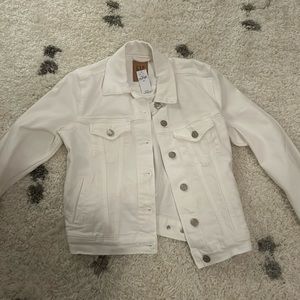 Cute GAP white jean jacket!!